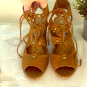 Strappy, sandal, heel.